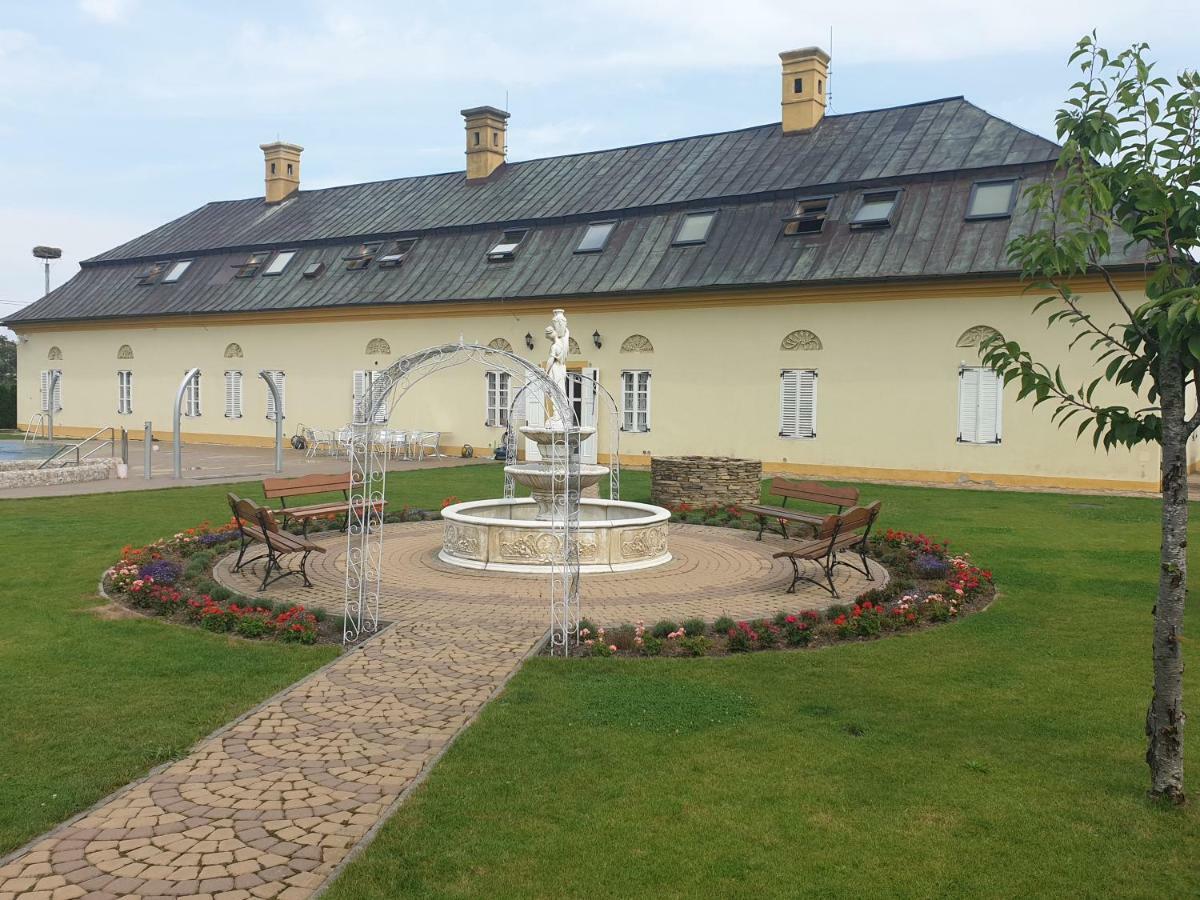 Отель Majerovsky Kastiel Вранов-над-Топлёу Экстерьер фото